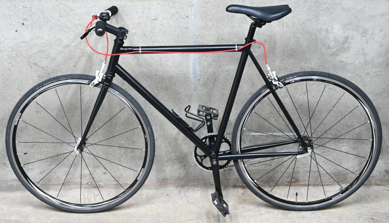 Een single speed fiets, zwart, met Shimano onderdelen. Maat 56 cm.