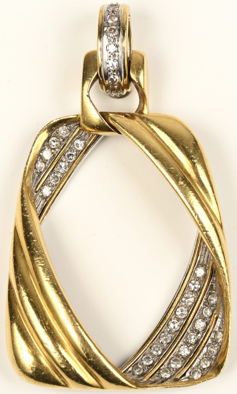 Een 18 kt geelgouden hanger bezet met diamanten oude slijp met een gezamenlijk gewicht van +- 0,50 ct.
