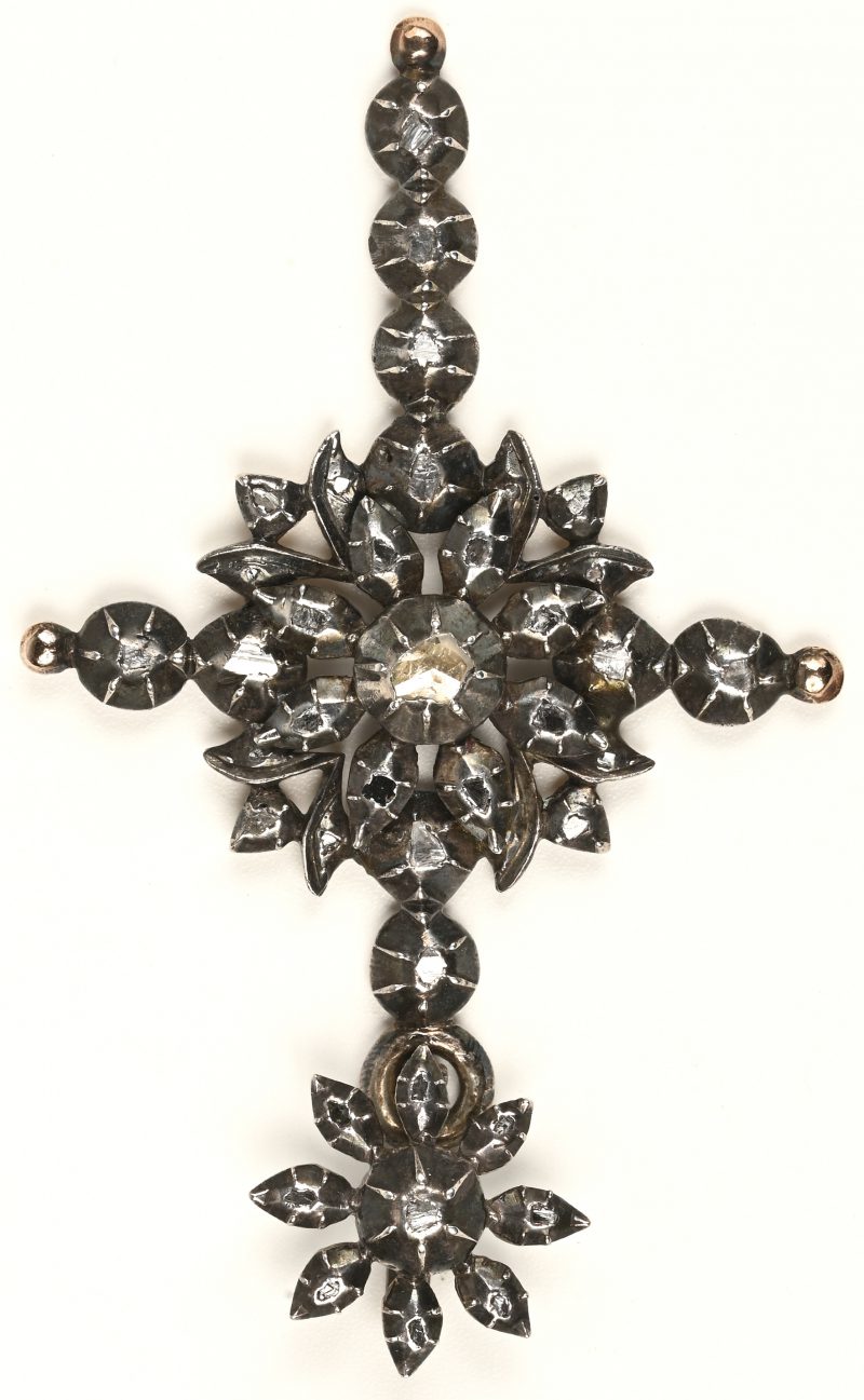Een Vlaams Kruis van goud en zilver bezet met diamanten oude slijp met een gezamenlijk gewicht van +- 0,50 ct.