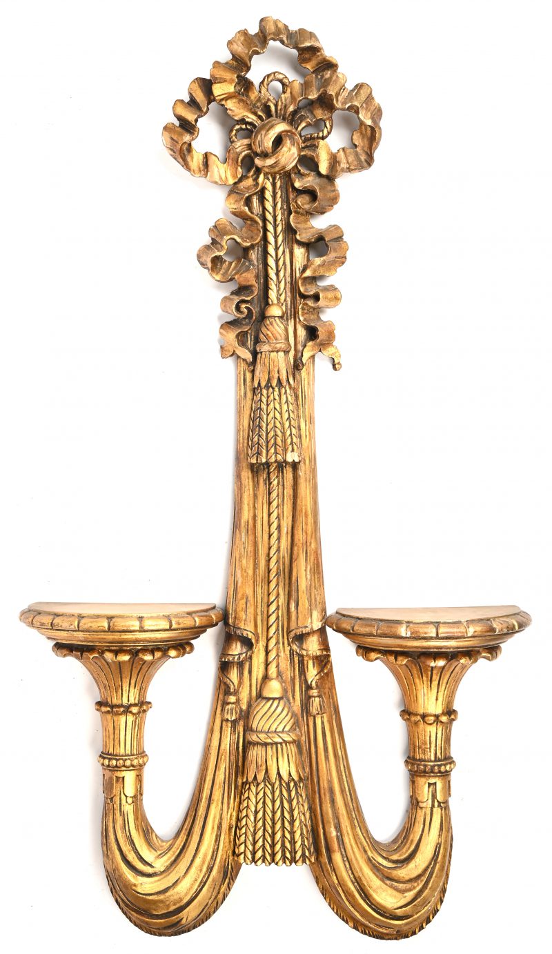 Een verguld houten wandconsole met ornamenten gesculpteerd en 2 plateaus.