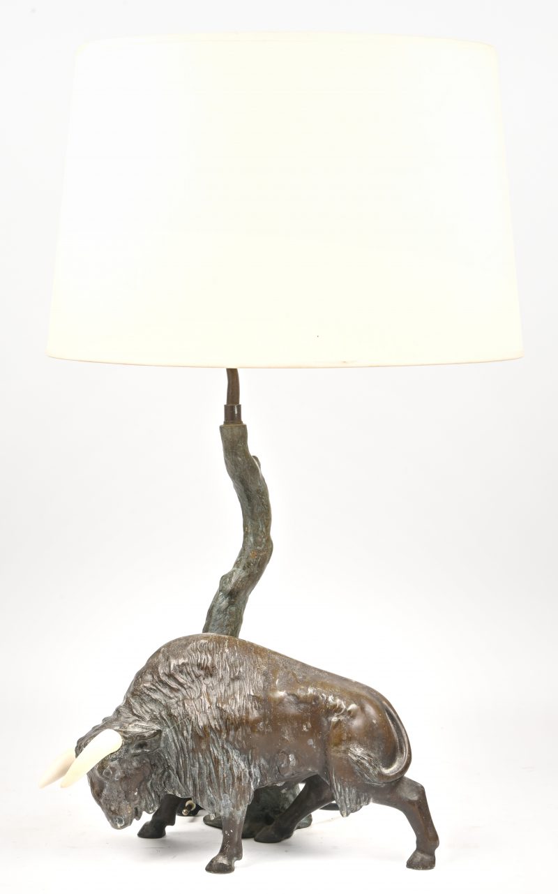 Een bronzen tafellamp met gesculpteerd beeld van een stier en hoorns uit been.