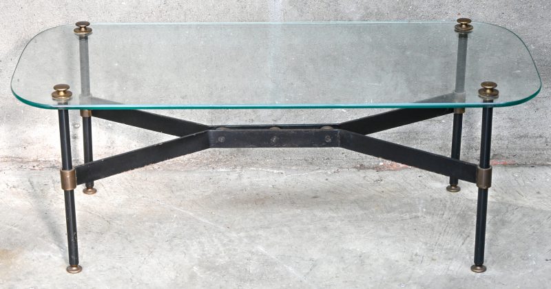 Een Mid-Century salontafel met metalen frame, koperen elementen en origineel gegoten glazen blad.