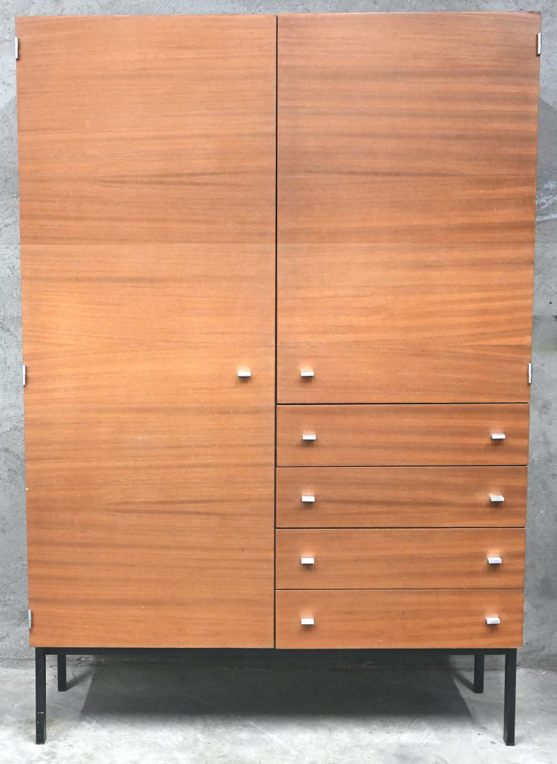 Een vintage Mid-Century design kleedkast uit Meranti veneer op zwart gelakt metalen onderstel. 2-deurs met 4 laden. “Storage” reeks, model 1215B, ontwerp door Pierre Guariche voor Meurop.