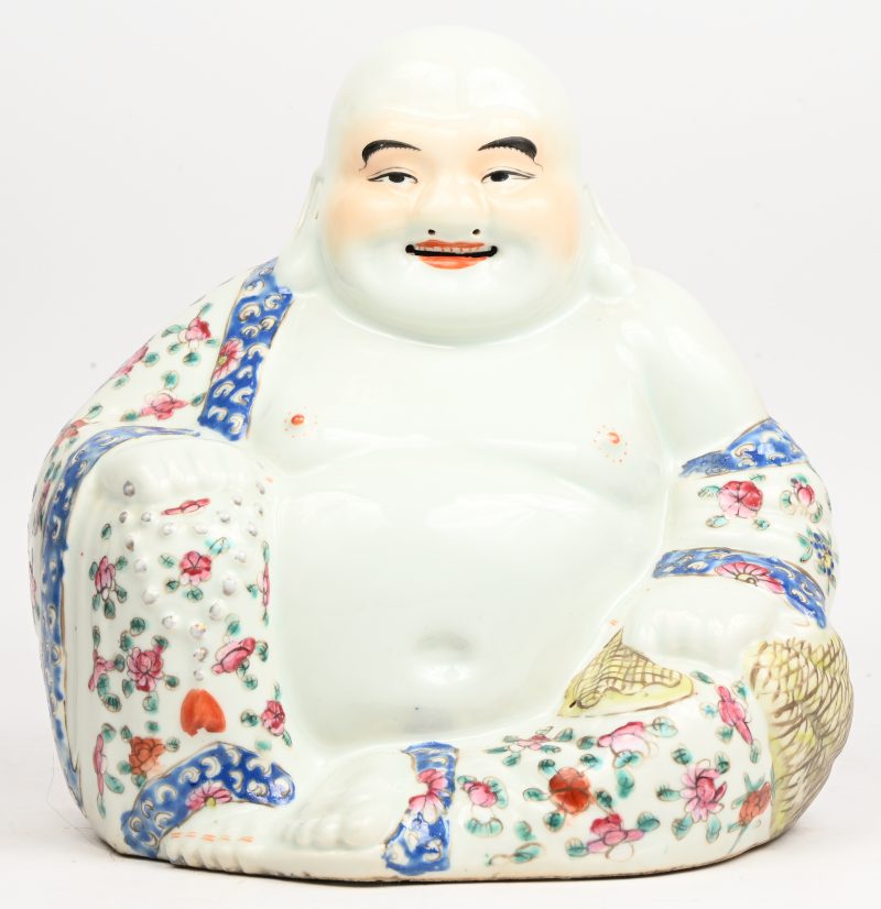Een meerkleurig porseleinen beeld van een zittende Boeddha.