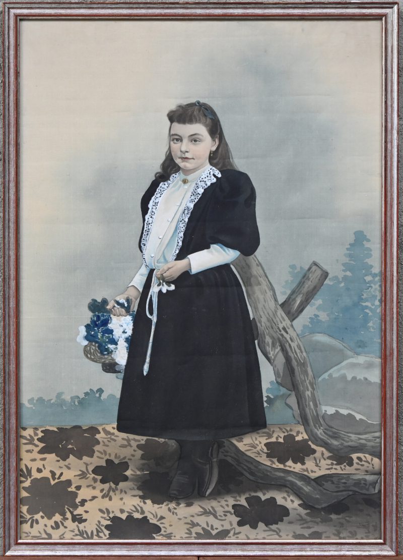 “Meisje met bloemenmand”. Een schilderij, gemengde techniek op zijde. Verso opschrift, eind 19e eeuw.