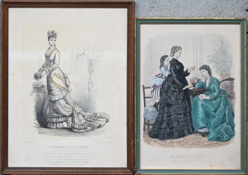 Een paar etsen op papier met 19e eeuws mode gerelateerd thema.