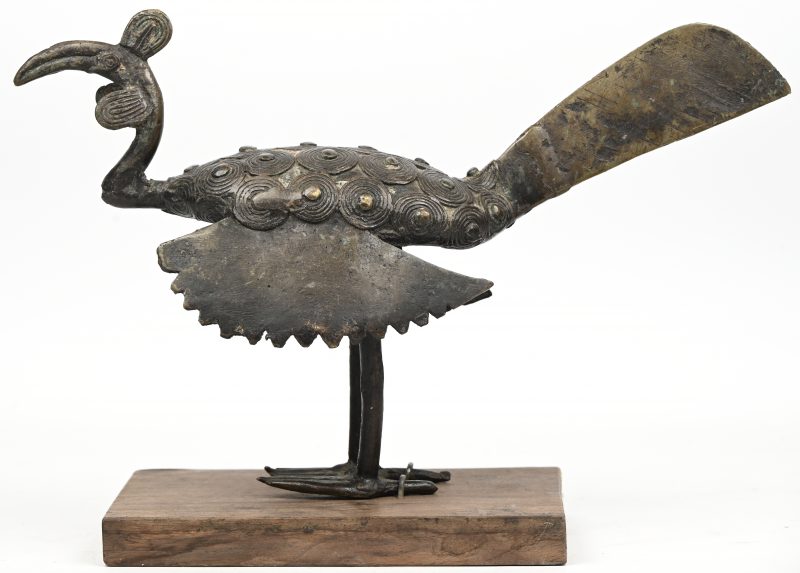 Een bronzen beeld van een neurhoornvogel, Bobo, Burkina Faso. Op houten sokkel.