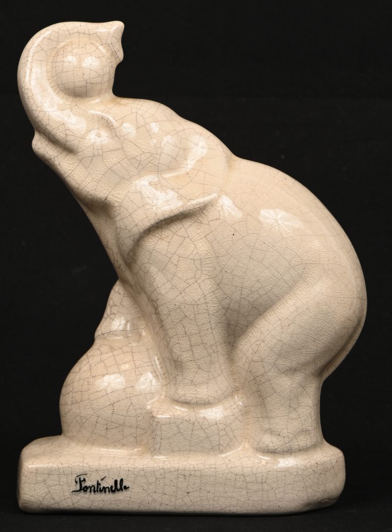 Een art-deco craquellé beeldje van een circusolifant, gemerkt Fontinelle. Kleine schade aan het glazuur aan de slurf.