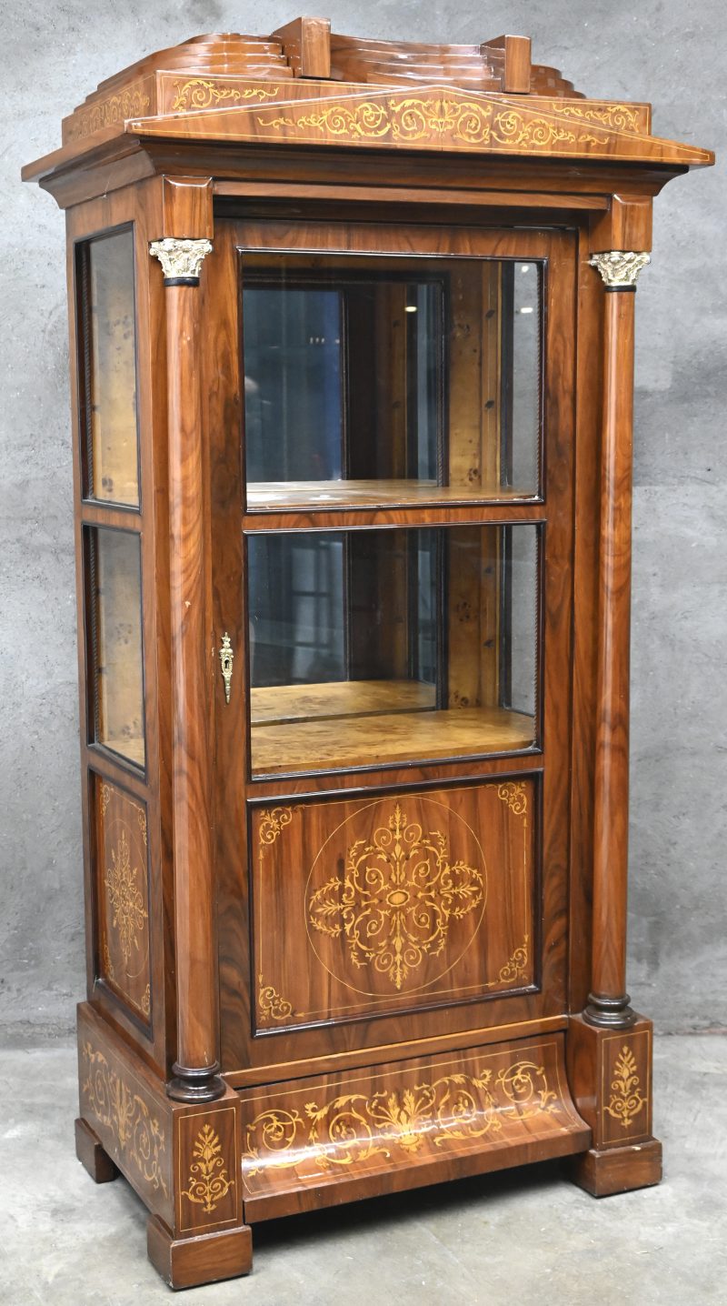 Een marqueterie vitrinekast in gefineerd wortelhout, Louis Philippe stijl.