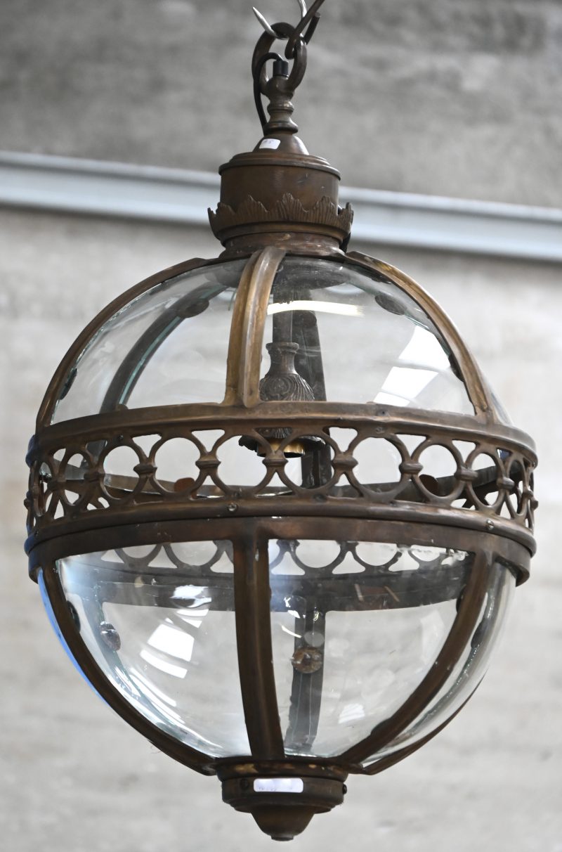 Een ronde lantaarn in Victoriaanse stijl.