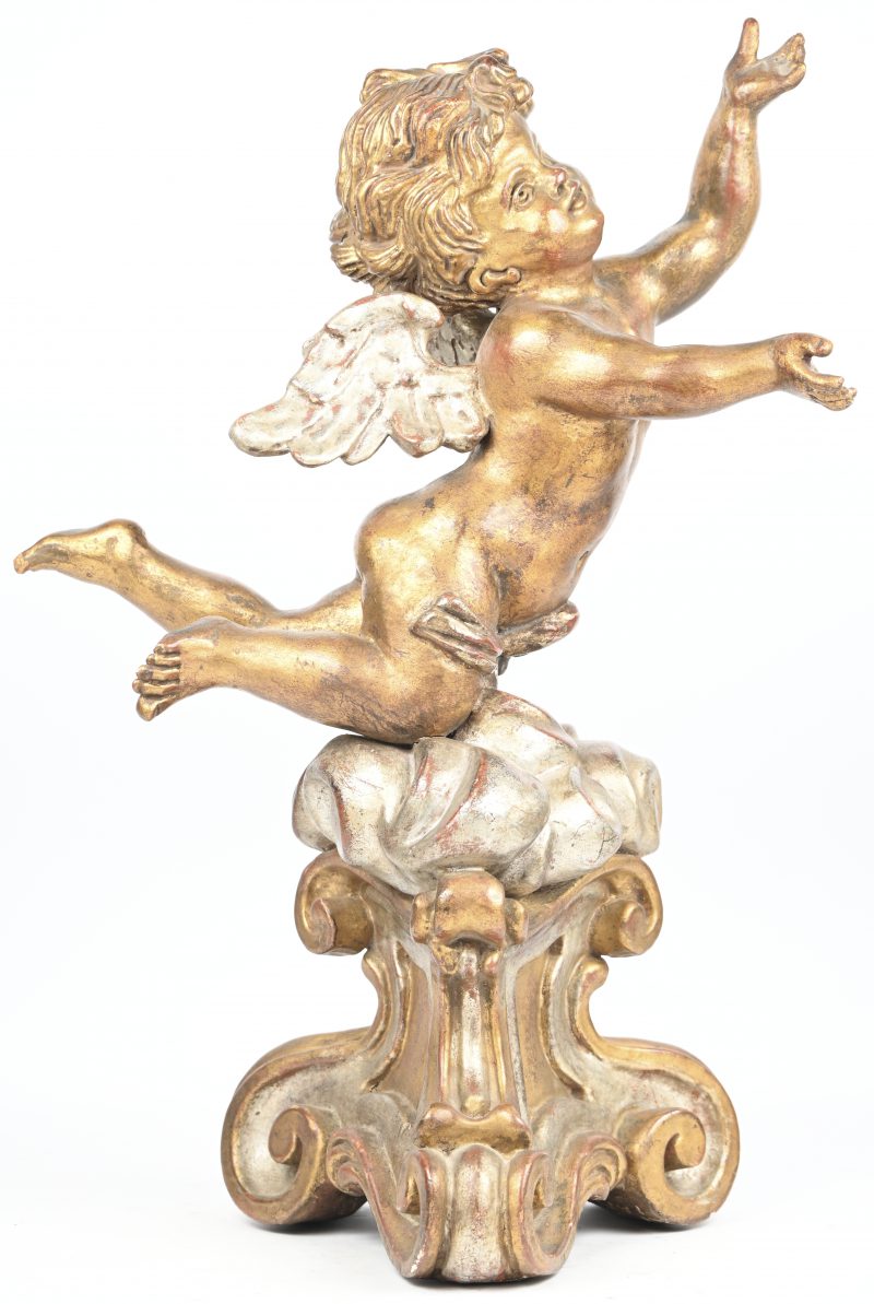 Een verguld houten engeltje op sokkel naar barok voorbeeld.