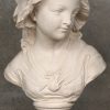 Een pied-de-stal in gegoten kunststof met hierop een buste van een jong meisje.