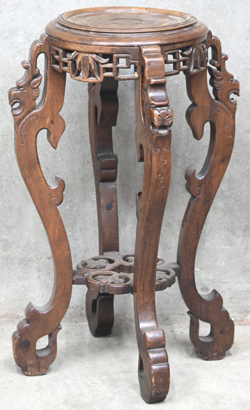 Een massief houten gesculpteerde pied de stal in Chinese stijl.