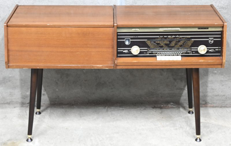 Een vintage hifi-meubel, Philips Bi-ampli stereo fono-radiokast. Radio werkt nog, platenspeler te reviseren.