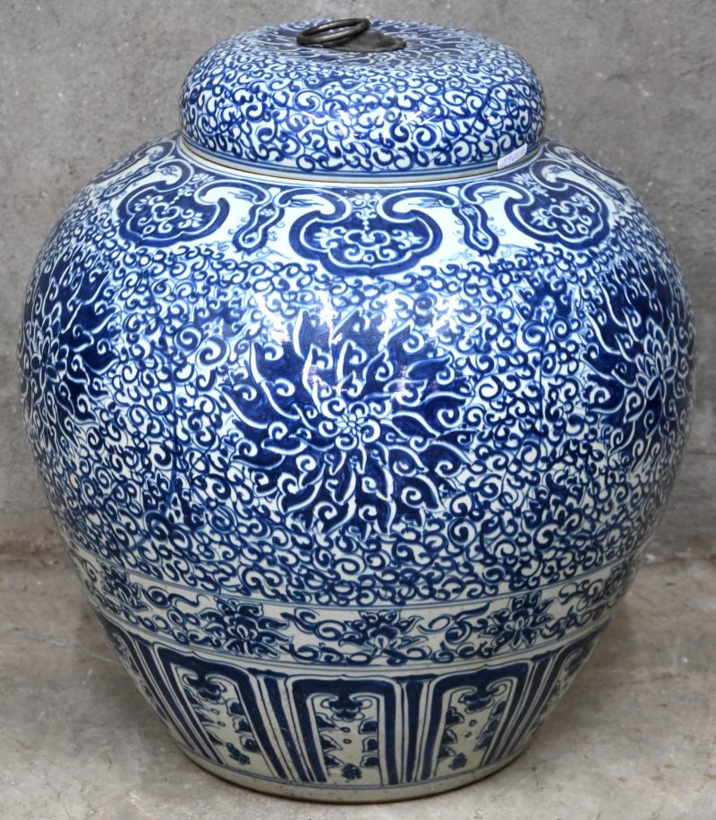 Een Chinees aardewerken bolpot met deksel. Blauw-wit met floraal decor.