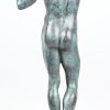 Een bronzen beeld op marmeren voet, naar L’Âge d’Airain van Rodin.