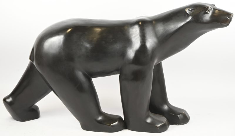 Een bronzen beeld van een ijsbeer.