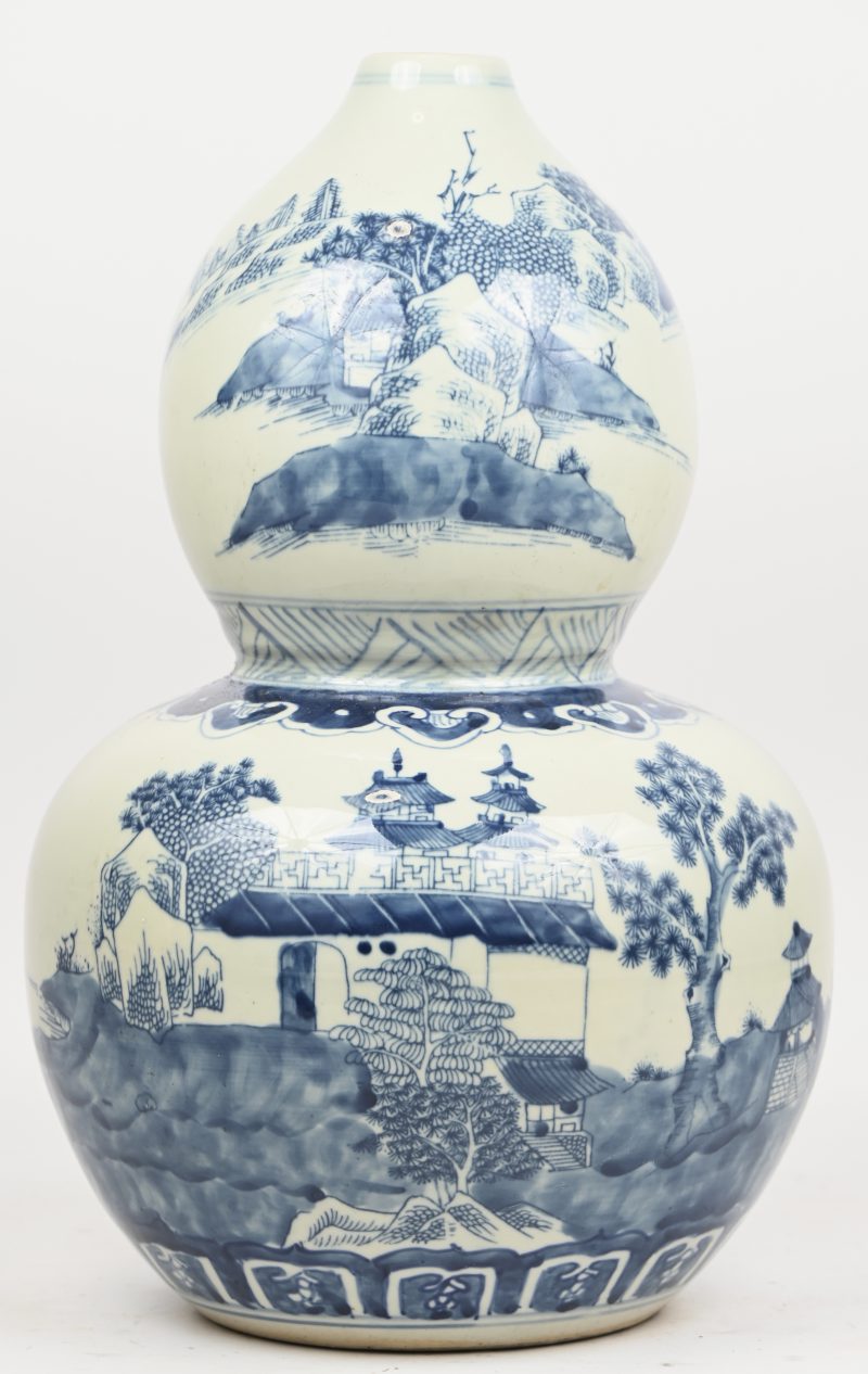 Een Chinees porseleinen kalabas vaas. Blauw-wit met landschappen in het decor.