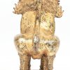 Een verguld bronzen tempelleeuw op houten sokkel. Chinees werk.