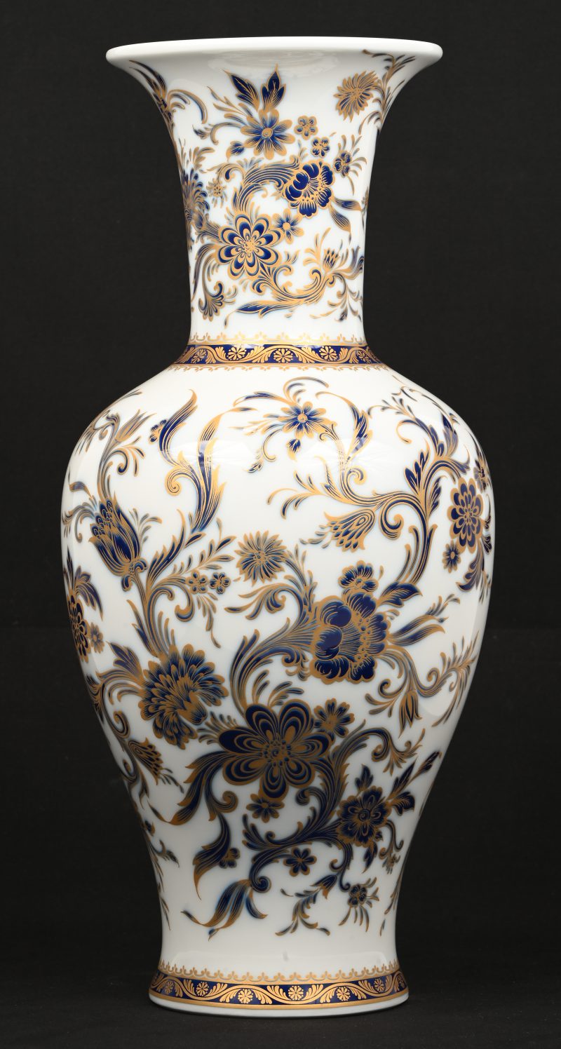 Een vaas met kobaltblauw en gouden bloemendecor, Krautheim Selb Bavaria.