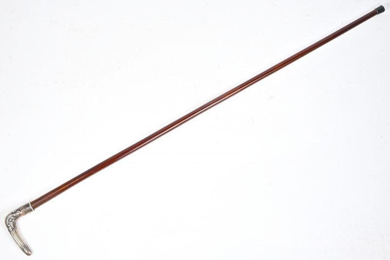 Een laat 19e eeuwse wandelstok in hout met een zilveren handvat, gemerkt 800.