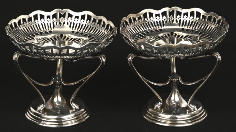 Een set van twee zilveren pralineschaaltjes gemerkt Sheffield, 1916, James Dixon & Sons. 270 gram/stuk.