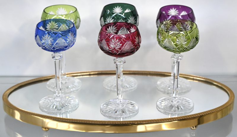 Een set van zes gekleurd kristallen glazen, Val Saint Lambert, op een presenteerschaal, spiegel met vergulde rand.