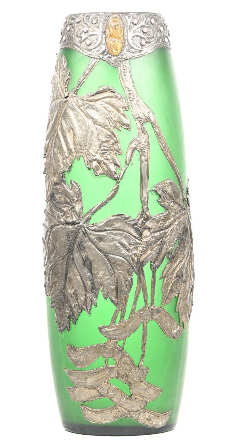 Een groen glazen Jugendstil vaas met floraal reliëf decor. Klein schilfertje aan bovenrand.