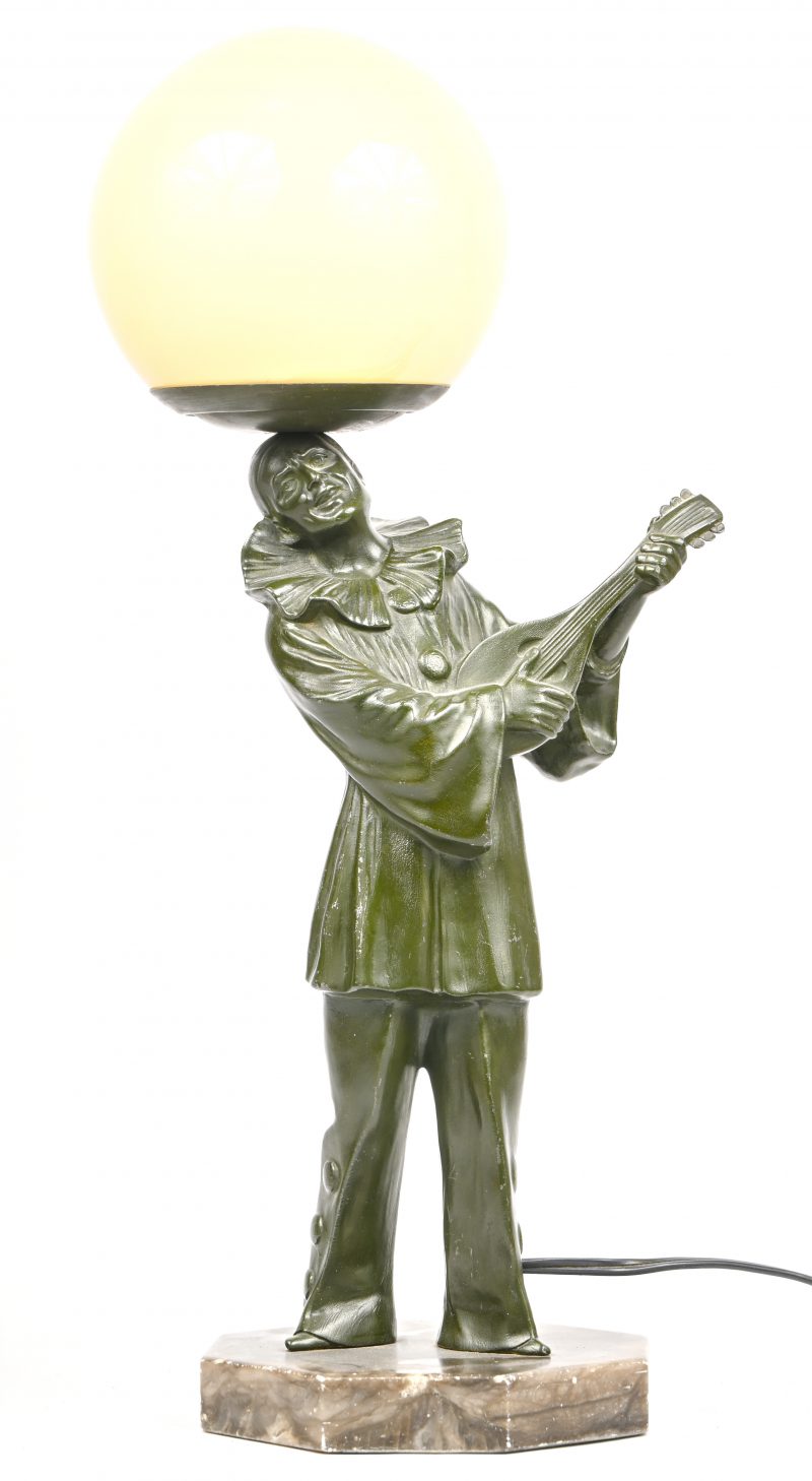 Een gepatineerd bronzen Art Nouveau lamp in de vorm van een Pierrot met mandoline. Op marmeren voet en melkglazen bol.