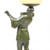 Een gepatineerd bronzen Art Nouveau lamp in de vorm van een Pierrot met mandoline. Op marmeren voet en melkglazen bol.