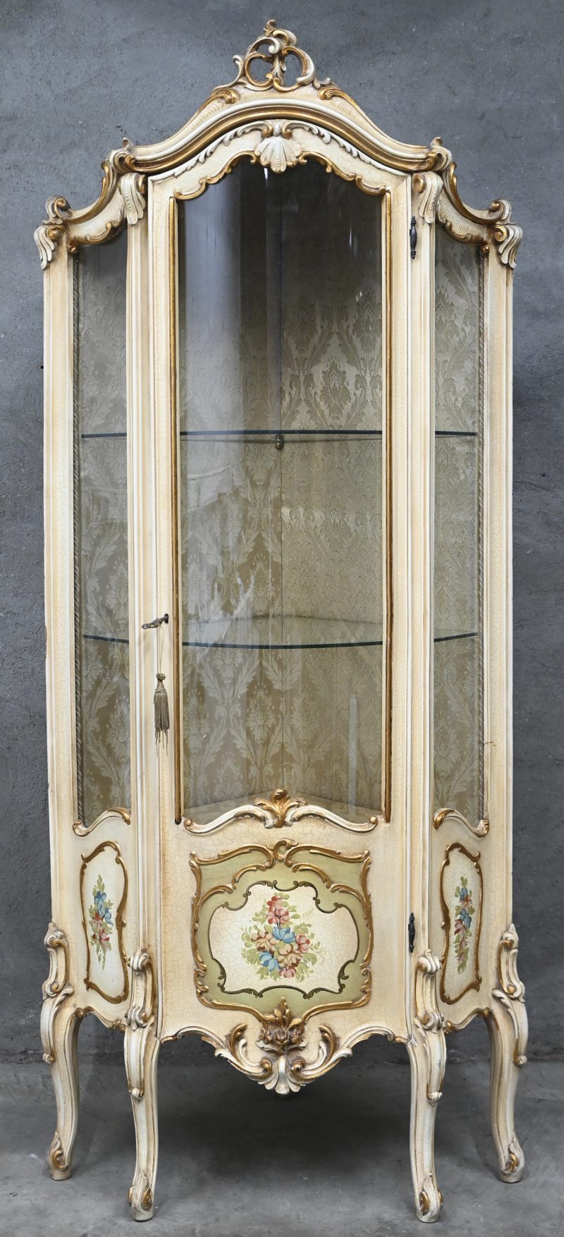 Een polychrome vitrinekast in Barok stijl met 4 verdiepen en gebombeerd geslepen glas.