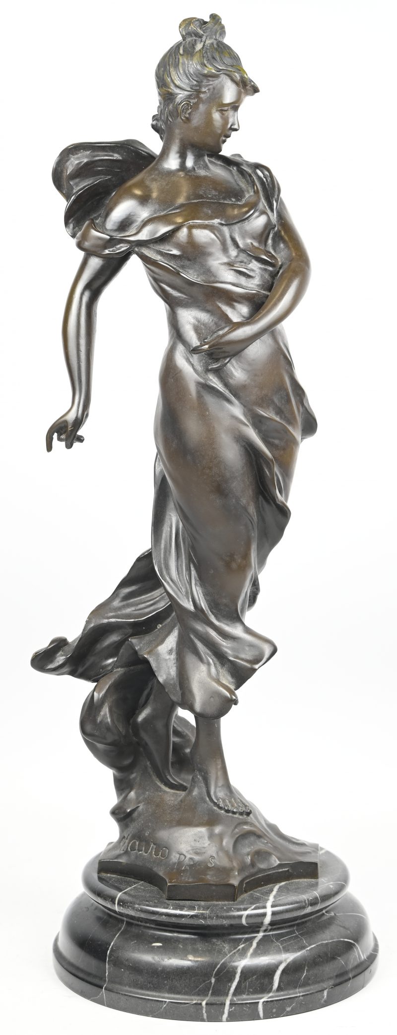 Een bronzen beeld van een elegante jongedame op een zwarte geaderde marmeren sokkel. Draagt handtekening.