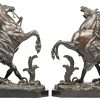 “Paardentemmers”. Een set van twee bronzen beelden van een menner met stijgerend paard. Op marmeren plaat, schade aan het marmer.