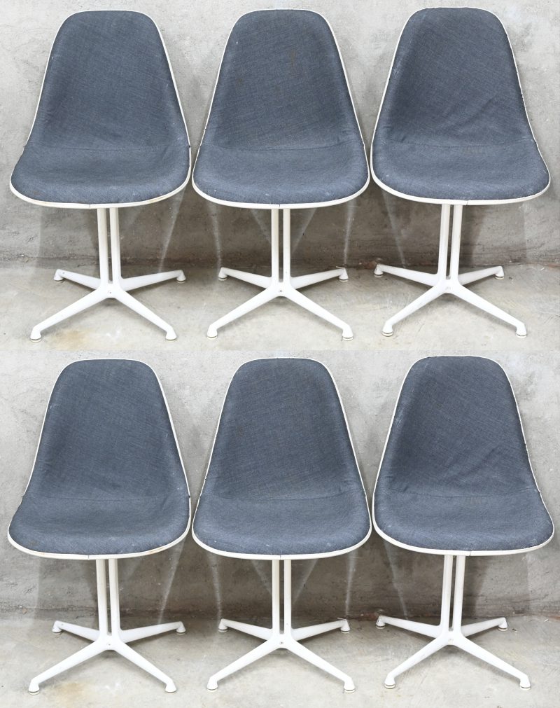 “DSL Original Eames Fiberglass Chair”. Een lot van 6 vintage design stoelen met glasvezel kuip, gestoffeerde zitting en La Fonda aluminium onderstel. Ontwerp door Charles Eales voor Vitra.