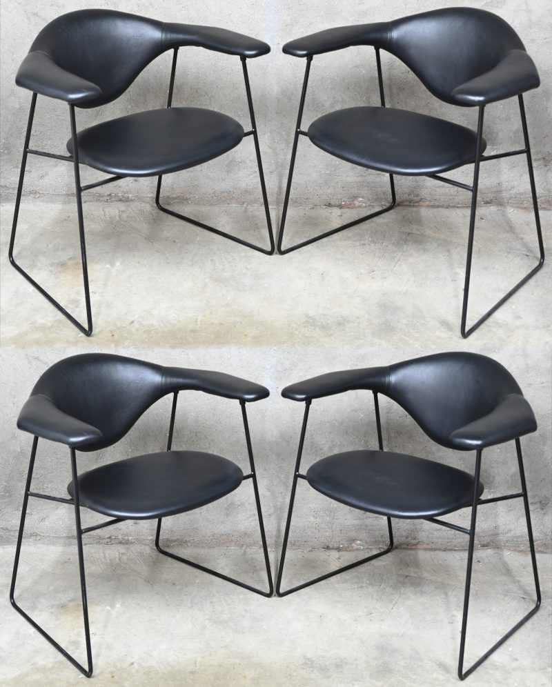 “Masculo”. Een lot van 4 design armstoelen met lederen zitting en zwart metalen frame op sledepoten. Ontwerp door GamFratesi voor Gubi.