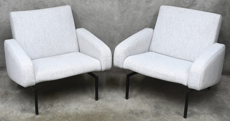 “Tempo Chair”. Een paar Mid-Century design lage armfauteuils met grijs gestoffeerde zitting op metalen frame. Ontwerp door Joseph André Motte voor Siège Steiner, Frankrijk medio 1950.