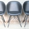 “Kick Metal”. Een lot van 6 design stoelen met zwart kunststoffen kuip en zitting, en zwart metalen onderstel. Onderaan gemerkt.