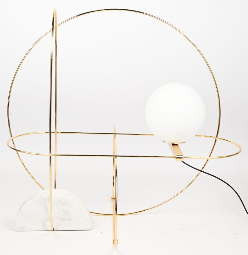“Setareh 4401”. Een moderne design tafellamp uit verguld polygoon metalen frame, wit satijnglazen bol en marmeren voet. Ontwerp door Francesco Librizzi voor FontanaArte, 2017.