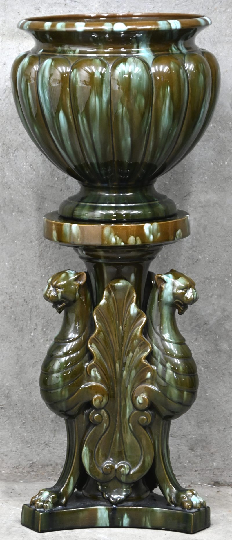 Cache-pot op zuil in keramiek, vroeg 20ste eeuws, onderaan de cache-pot gemerkt Clement Massier.
