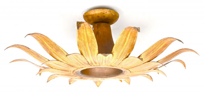 Een bloemvormige plafonnière van goudgepatineerd smeedijzer.