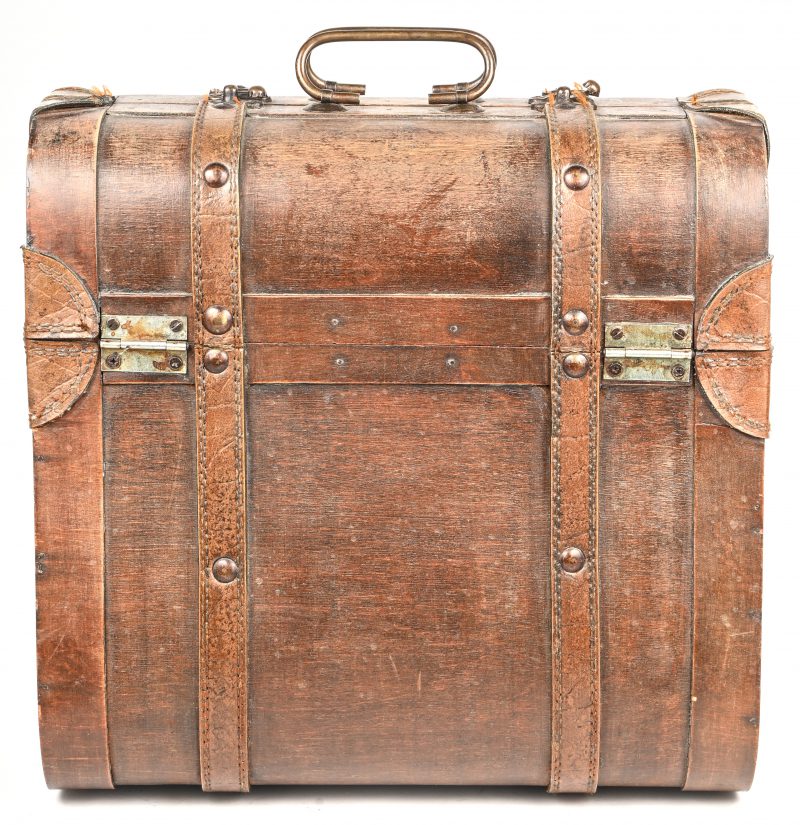 Een houten koffertje bezet met leder en koperen slotjes.