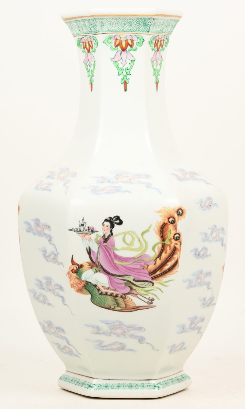 Chinees porseleinen vaas, zeshoekig, versierd met een dame op een vliegende vogel.