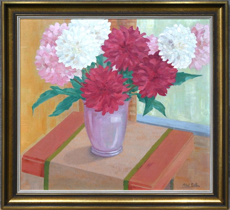 “Bloemen in vaas”. Een schilderij, olieverf op paneel, bloemstilleven. Onderaan mogeijk gesigneerd “André Dillen”.