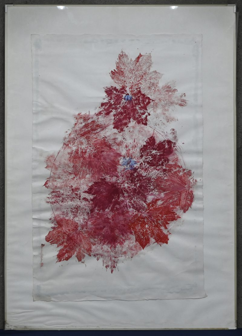 “Ohne Titel”. Een schilderij op papier met florale afdrukken in divers kleurpallet, gesigneerd Brigitte Liesenfeld 1972.