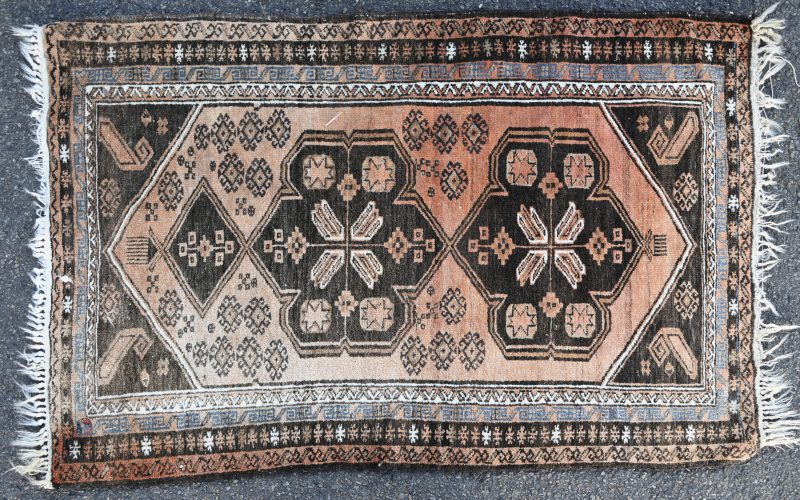Een handgeknoopt Perzisch tapijtje.