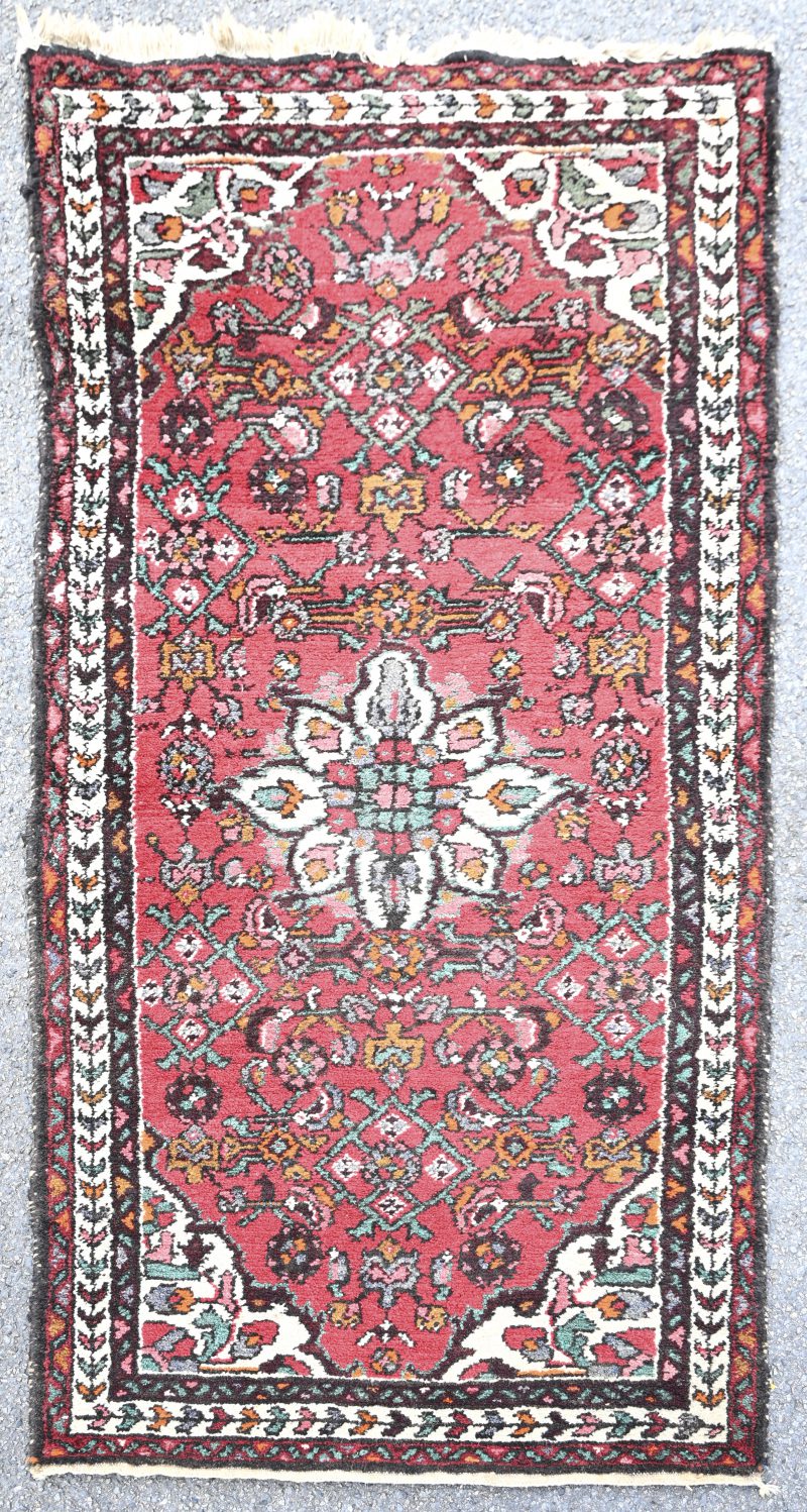 Een handgeknoopt Oosters tapijt van wol.