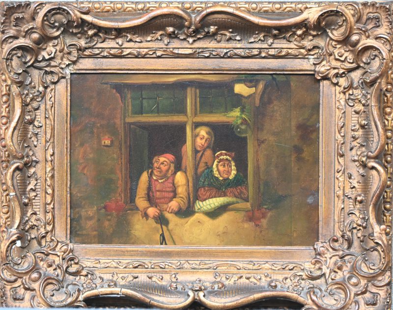 Een afbeelding van drie figuren in het raamkozijn, prent op blik, in vergulde kader.