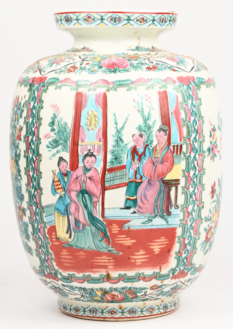 Een Chinees porseleinen vaas, famille rose met figuren en florale details in het decor.