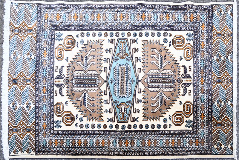 Een Perzisch karpet van wol. Handgeknoopt.