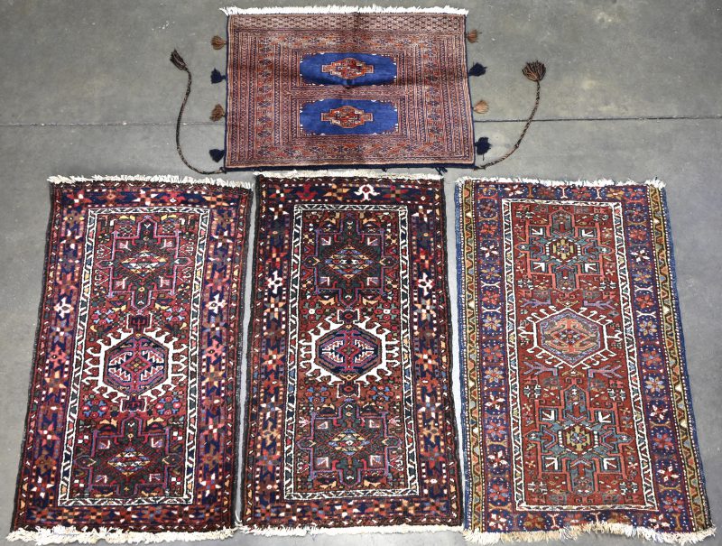 Een lot van 3 handgeknoopte Perzische tapijtjes en bijgevoegd wandtapijtje.